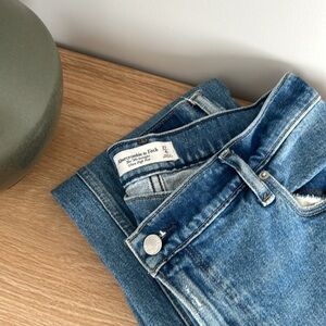 Abercrombie & Fitch - 90’s straight - ultra high rise - sz 27/4